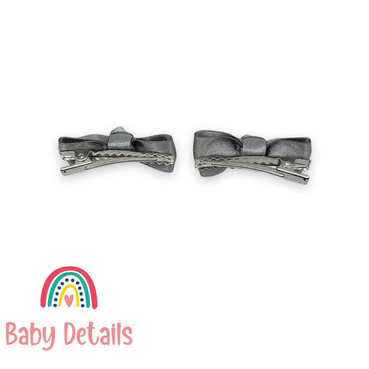 مشابك شعر صغيرة لامعة باللون الفضي الداكن